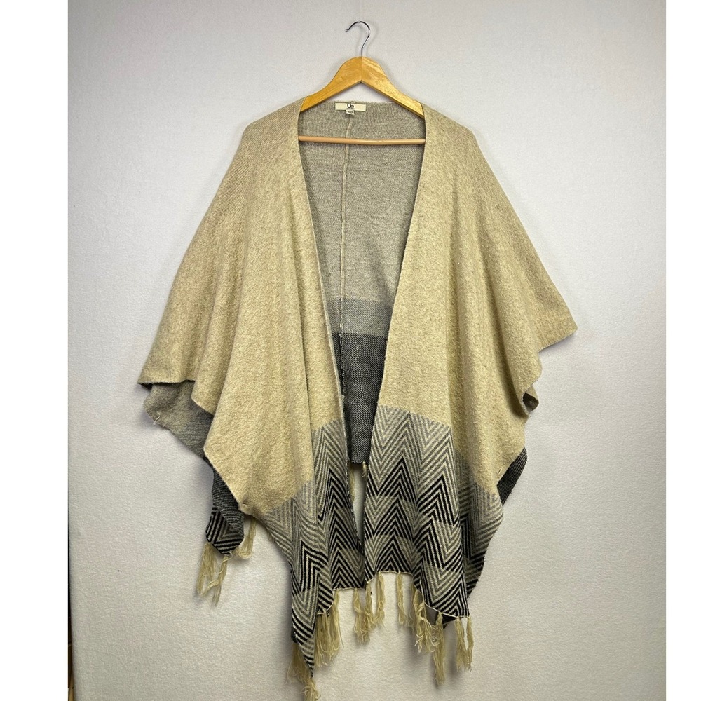 UA Los Angeles Women One Size Beige Gray Zig Zag Fringe Poncho Cape